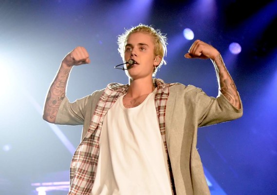 Justin Bieber canta serenata a una niña