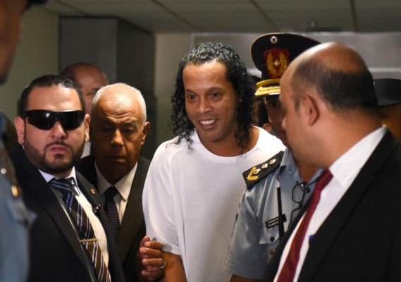 Juez decide mantener en prisión a Ronaldinho Gaúcho