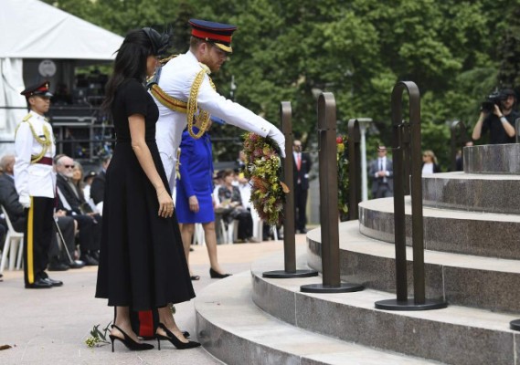 Príncipe Harry y Meghan Markle al borde de las lágrimas en tributo a soldados caídos