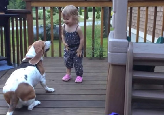 La adorable Charlotte bailando en las afueras de su casa con su mascota Zoe. Foto YouTube.