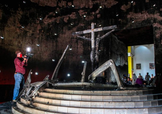 Atentado con bomba molotov catedral de Managua y dañan imagen de Cristo