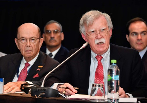 EEUU impondrá sanciones a quien apoye a Maduro, advierte Bolton