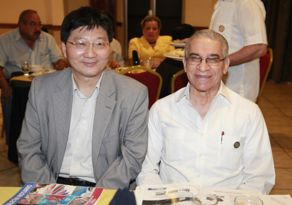 Club Rotario San Pedro Sula entrega pin Paul Harris tres zafiros