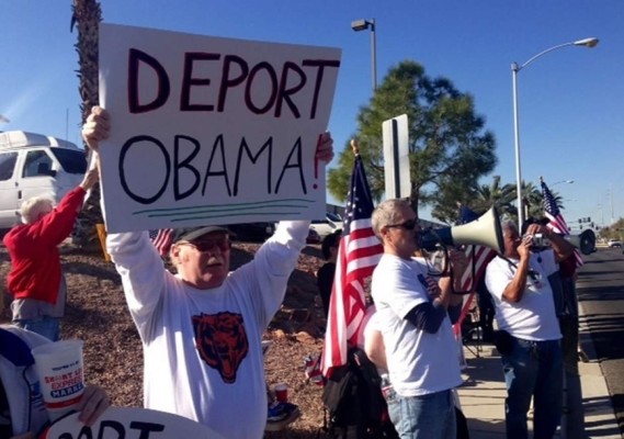 Antimigrantes rechazan medida migratoria: ¡Deporten a Obama!