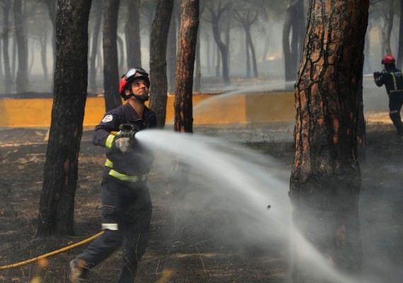 Incendio forestal arrasa bosque y provoca miles de evacuados en España