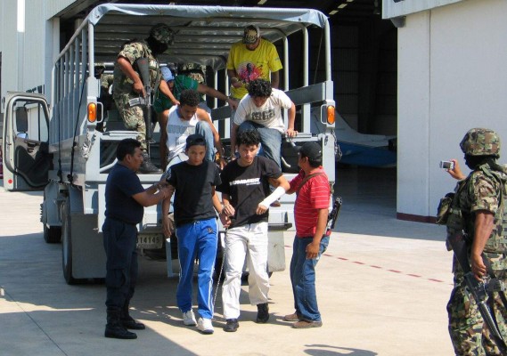 Rescatan a 40 migrantes hondureños deshidratados en México