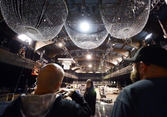 LOS ANGELES, CA - JANUARY 27: Workers build the stage at the Shrine in preparation for the 22nd Annual Screen Actors Guild Awards January 27, 2016 in Los Angeles, California. Kevork Djansezian/Getty Images/AFP== FOR NEWSPAPERS, INTERNET, TELCOS & TELEVISION USE ONLY ==