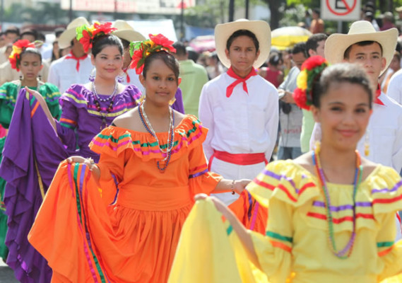 Colorida fiesta cívica en honor a Honduras