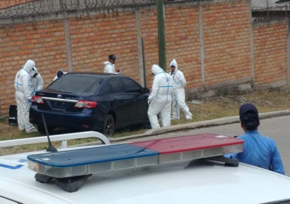 Policía inspecciona carro en el que supuestamente huyeron autores de masacre en Tegucigalpa