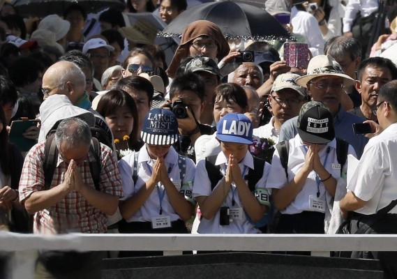 KMA35. Hiroshima (Japan), 06/08/2017.- People offer prayers for victims of the 06 August 1945 atomic bombing just after a memorial ceremony held in front of a cenotaph at the Hiroshima Peace Memorial Park in Hiroshima, western Japan, 06 August 2017. Hiroshima marked the 72nd anniversary of the atomic bombing on 06 August 2017. (Japón) EFE/EPA/KIMIMASA MAYAMA