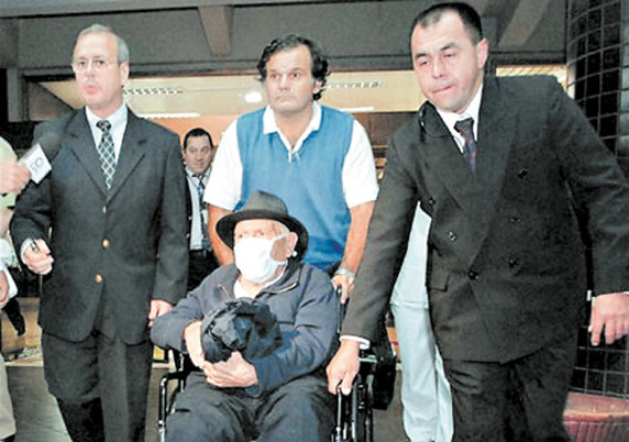 Sabino Montanaro salió con pasaporte vencido