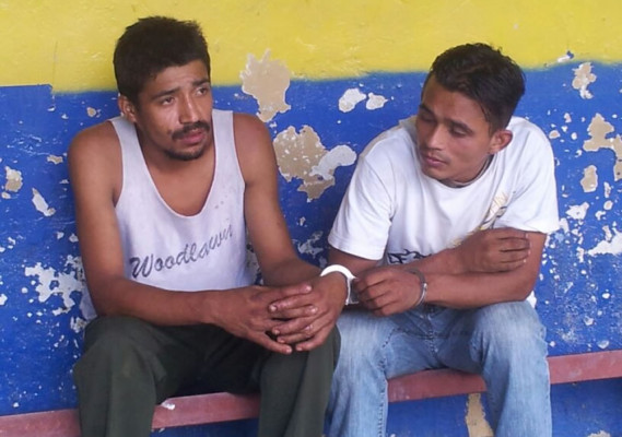 Los capturan en posesión de supuesta droga