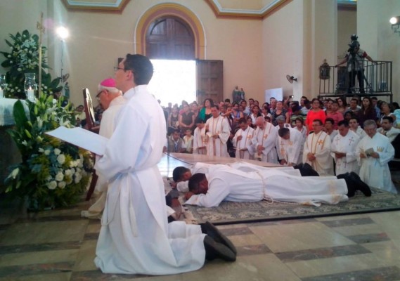 Ordenan a dos nuevos sacerdotes en San Pedro Sula