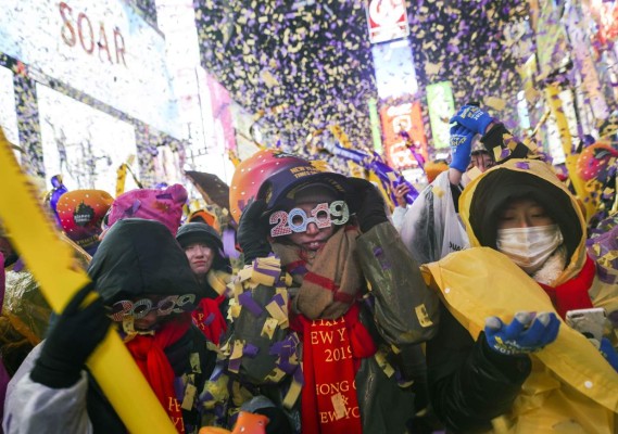 GNX01. New York (United States), 31/12/2018.- Revelers gather at the annual New Year's Eve celebration in Times Square in New York, New York, USA, 31 December 2018. (Estados Unidos, Nueva York) EFE/EPA/GO NAKAMURA