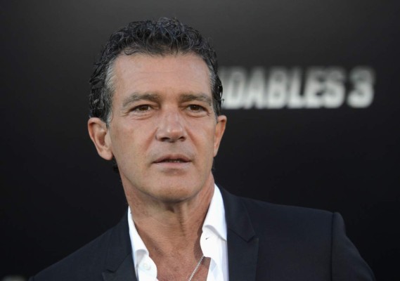 Clinton 'le va a patear el c...' a Trump en elecciones: Antonio Banderas