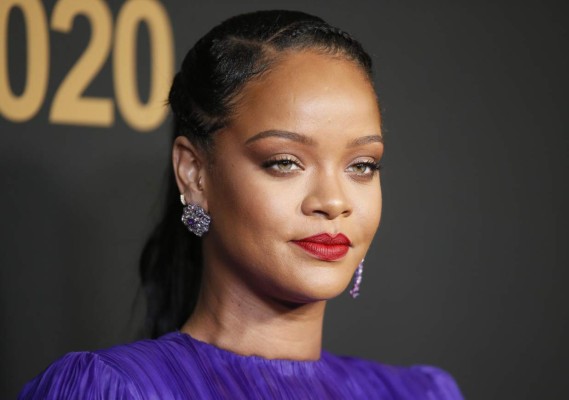 Rihanna contrata a modelo con enanismo