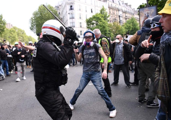 Choques entre policía y 'black blocs' en París antes de marcha del 1 de mayo.