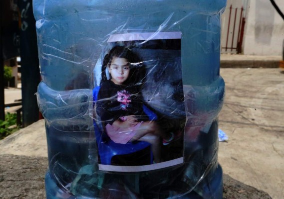 Buscan niña que cayó en una quebrada