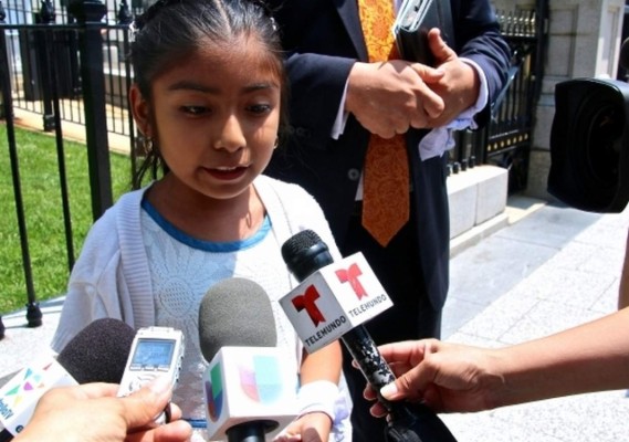 Niña pide a John Boehner que cese las deportaciones y él la ignora