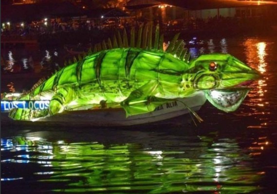 Espectacular Noche Veneciana en Puerto Cortés