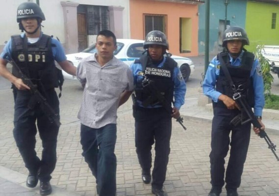 A prisión preventiva joven acusado de matar a su padre