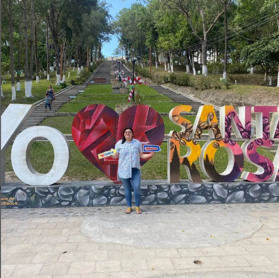 Para seguir viendo su contenido, puede seguirla en sus redes sociales como @hermanachunga_hn en Instagram y @hermanachunga en TikTok.” 