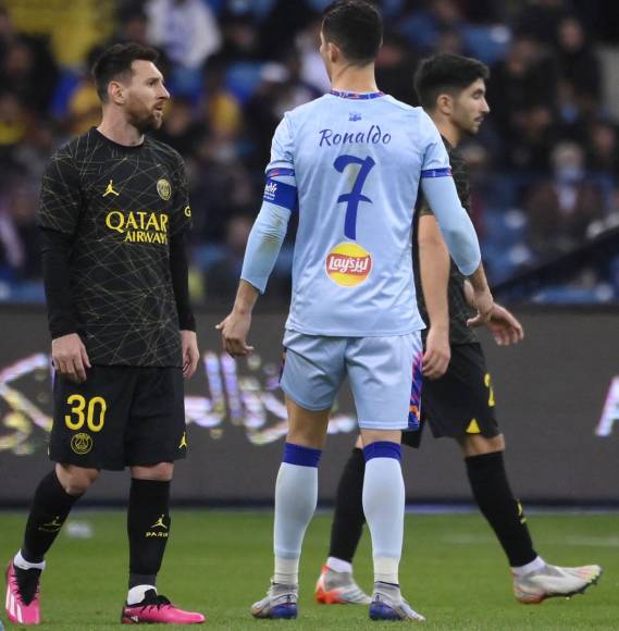 Messi y Cristiano Ronaldo charlando en un lance del partido.