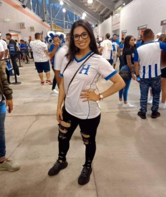 Otra guapa aficionada hondureña con la camiseta de la selección catracha.