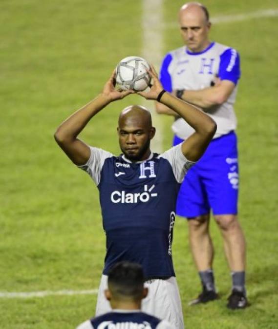 Jorge Benguché ha tenido una semana especial. Debutó con la selección de Honduras, marcó un doblete en su estreno y hoy perdió su pelo.