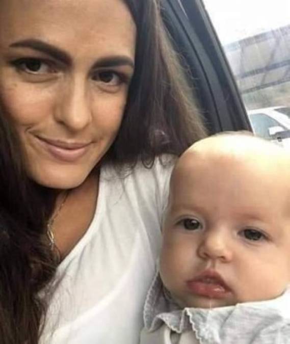 Según medios locales, Christina de 31 años de edad y sus hijos Trevor de 11 años de edad y Rogan de 3 años mientras la madre logró salvar a su bebé lanzándole al suelo del vehículo tras ser atacadas a balazos por los sicarios.<br/><br/>El bebé fue encontrado con vida por las autoridades mexicanas.