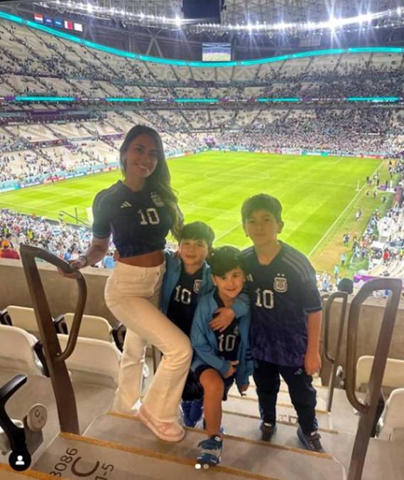 Además, la forma de vestir no fue lo único que compararon. A diferencia de Georgina, Antonela Roccusso siempre estuvo presente junto a sus hijos en cada partido que jugó Messi en el Mundial.
