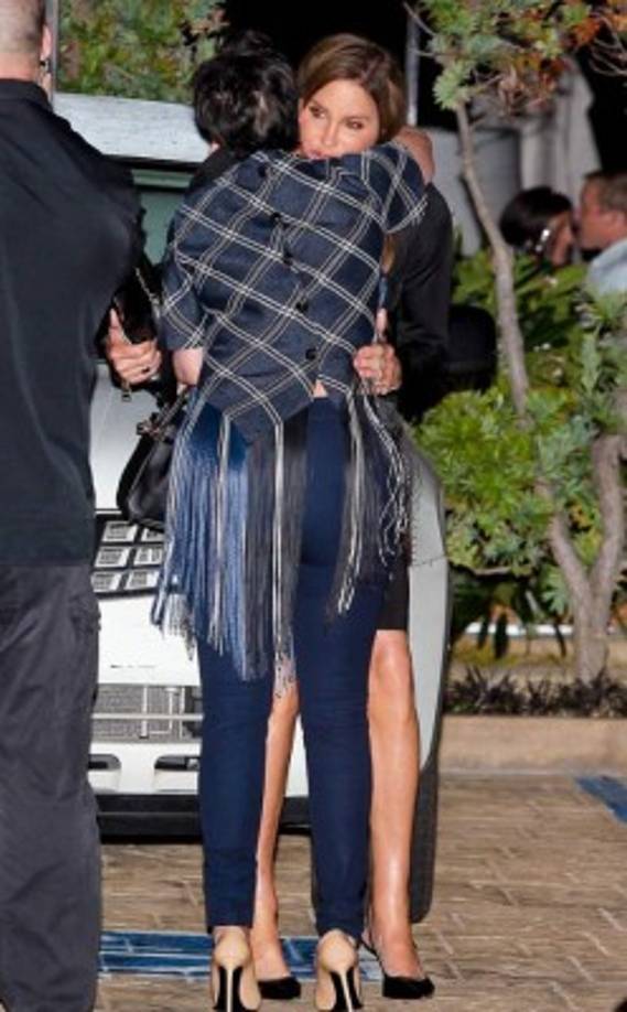 Uno de los momentos más emotivos quedó retratado por los fotógrafos. En las afueras del restaurante ambas se fundieron en un abrazo e incluso caminaron tomadas de la mano.