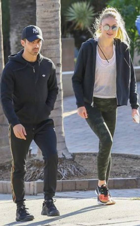 5. Joe Jonas y Sophie Turner. ¡Un amor épico e inesperado! El líder de DNCE y la actriz de Game of Thrones fueron avistados por primera vez en un evento de los MTV European Music Awards realizado en Rotterdan. Luego pasaron juntos el Halloween y hasta la Acción de Gracias. Según una fuente de People este par ya sale de manera 'exclusiva' y Joe incluso estaría dispuesto a 'enseriarse por ella'.