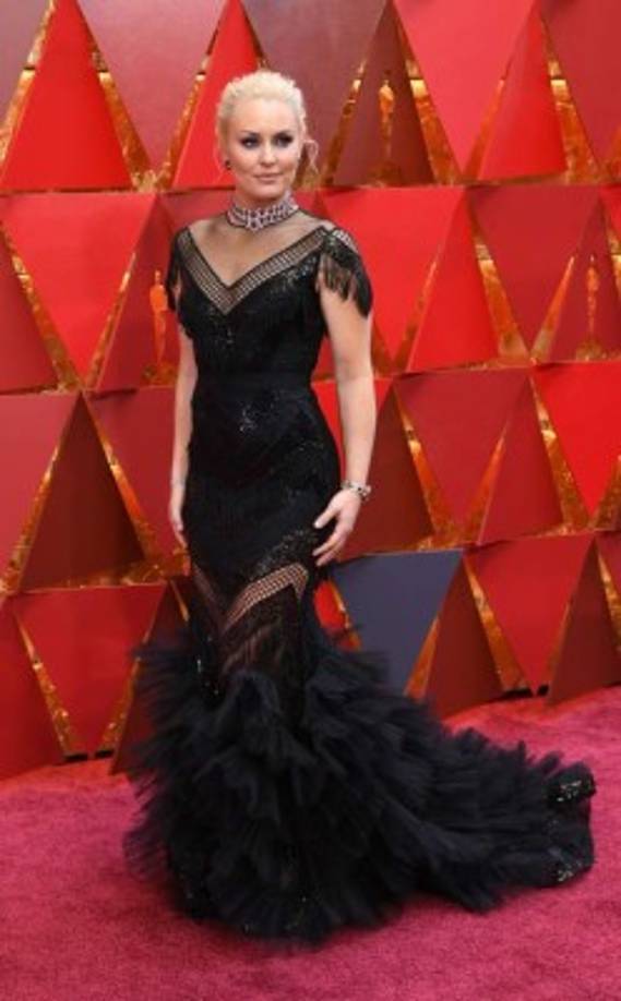 La actriz Lindsey Vonn llegó con un vestido lleno de lentejuelas, cola, tul, transparencias, ¿qué opinas?