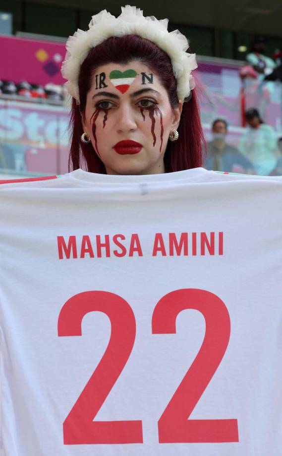 Esta aficionada iraní sufrió un acto repudiable en el partido. La joven llevaba una camiseta de Mahsa Amini, quien fue detenida por la Policía de la moral de Irán por no llevar velo y murió luego de tres días por una hemorragia cerebral a causa de una golpiza.