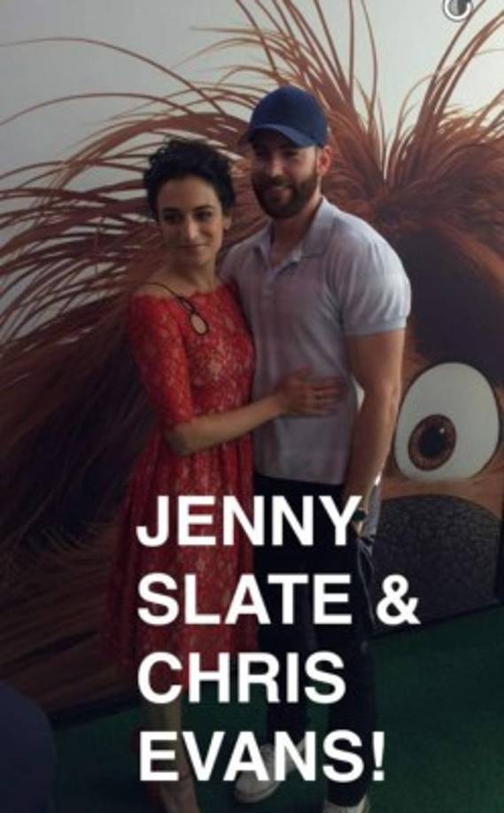 6. Chris Evans y Jenny Slate. Mientras muchos pedían a gritos un Capitán América gay, Evans demostró que prefiere la compañía de las chicas al hacer pública su relación con la actriz. Su romance se confirmó en mayo, y un mes después, en junio, los vimos juntos en la premier de The Secret Life of Pets, donde Slate brindó su voz para uno de los tiernos animalitos.