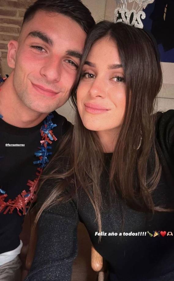 Ferran Torres, jugador del Barcelona, recibió el Año Nuevo con su novia Sira Martínez, quien es hija del exseleccionador de España, Luis Enrique.