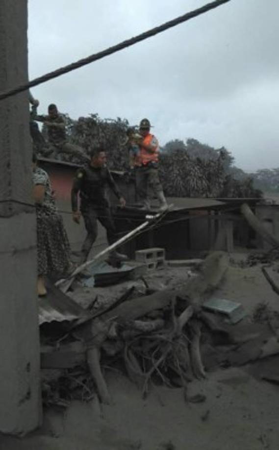 Según contó Hugo Daniel López al diario Prensa Libre, el se encontraba trabajando cuando se enteró de la avalancha. Al llegar a su casa no encontró a su familia y con preocupación contó que su vivienda se encontraba en 'la parte de arriba' donde casi todo está sepultado.
