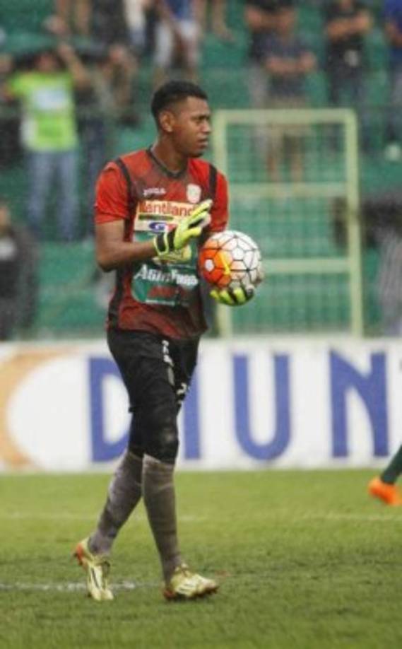 Denovan Torres: El portero dejó de entrenar con el Honduras Progreso luego de que lo ficharon, el motivo es que en el Marathón han señalado que tiene contrato con ellos.