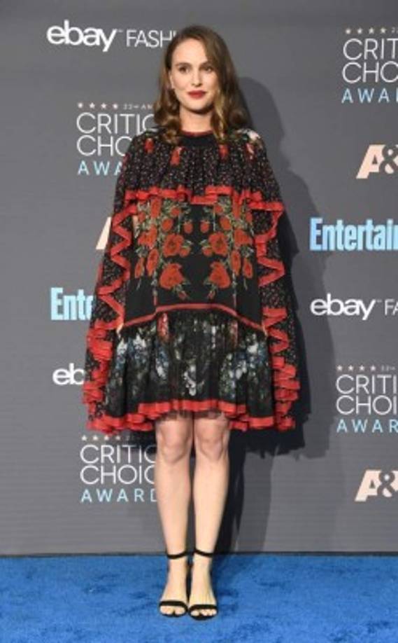 No la vimos pisar la red carpet pero sí estuvo presente en la ceremonia de los Critic's Choice Awards 2016. Una embarazadísima Natalie Portman nos dejó uno de los mejores looks de la noche con este diseño de Alexander McQueen Resort 2017 que es una maravilla.