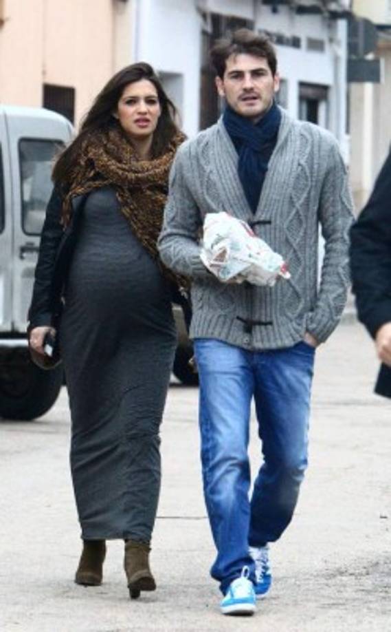 Con su relación asentada y más felices que nunca, Sara Carbonero salió embarazada en 2013. En la imagen aparecen caminando en una calle de Corral de Almaguer, en Toledo.