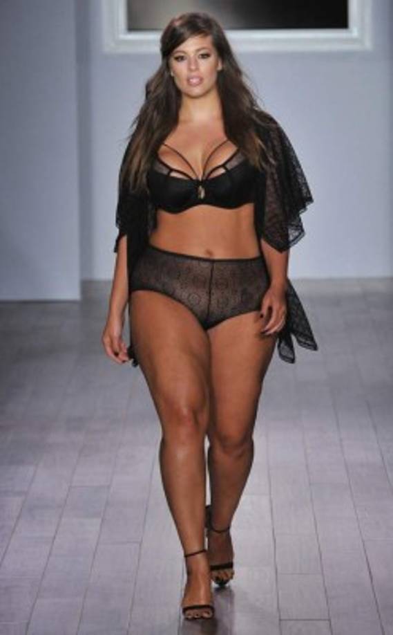Ashley Graham celebró el desfile de su primera colección de lencería dentro del New York Fashion Show.