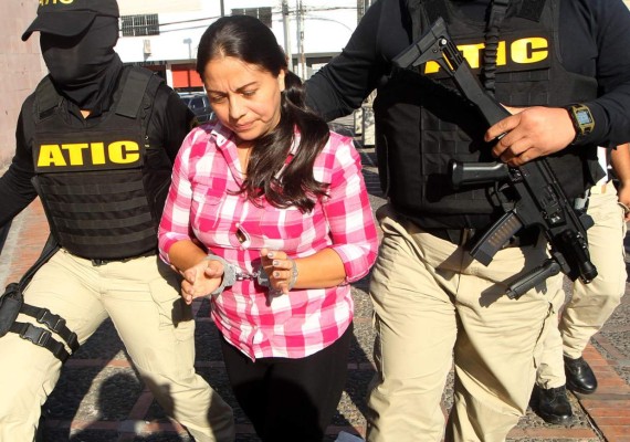 Madre de expalillona seguirá en prisión junto a su hija tras recibir detención judicial