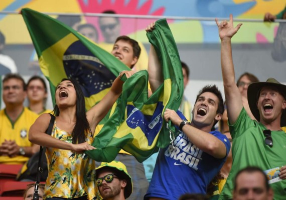 Hinchas brasileños abuchean a Scolari y aplauden a David Luiz