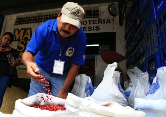 En mercados sampedranos buscan frijoles acaparados