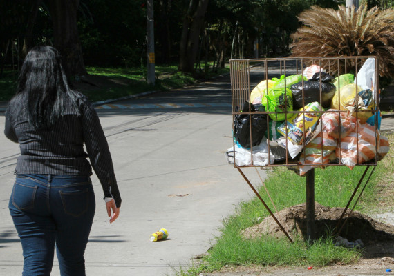 Solo dos camiones de 60 recogen la basura en la capital industrial