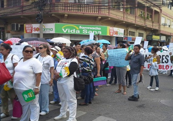 Cansados de la crisis, médicos y enfermeras realizan marcha