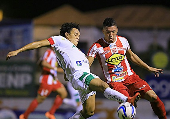 Platense ganó, gustó y goleó en otra gran noche de 'Rambo' de León