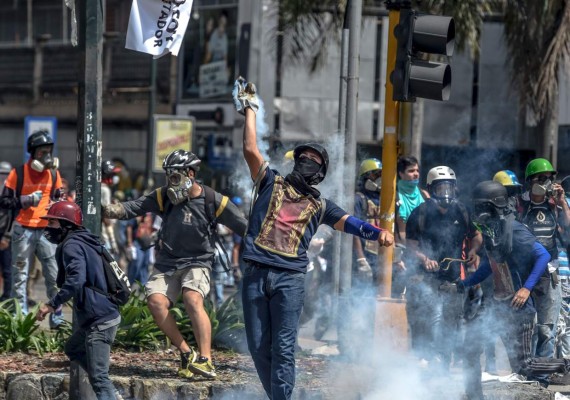 Opositores desafían a militares en Venezuela
