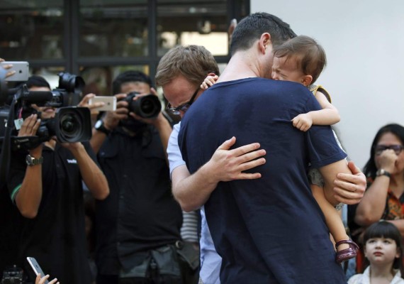 Matrimonio gay celebra custodia de bebé subrogado